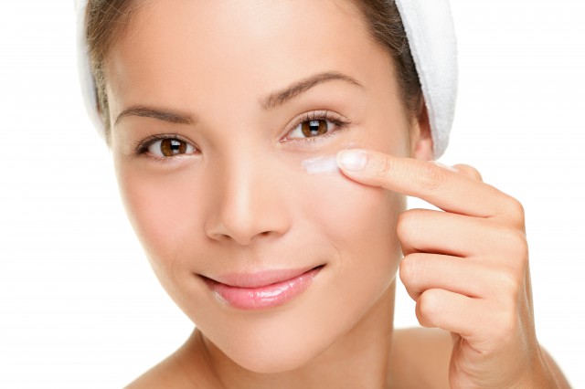 眼霜在护肤的第几步用 眼霜的正确涂抹方法 美容健康 第1张