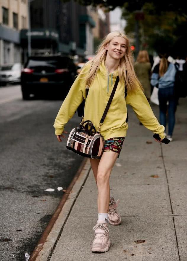 欧美街拍：潮女们穿的2020年流行色太圈粉了，谁穿谁好看 街拍潮人 第5张