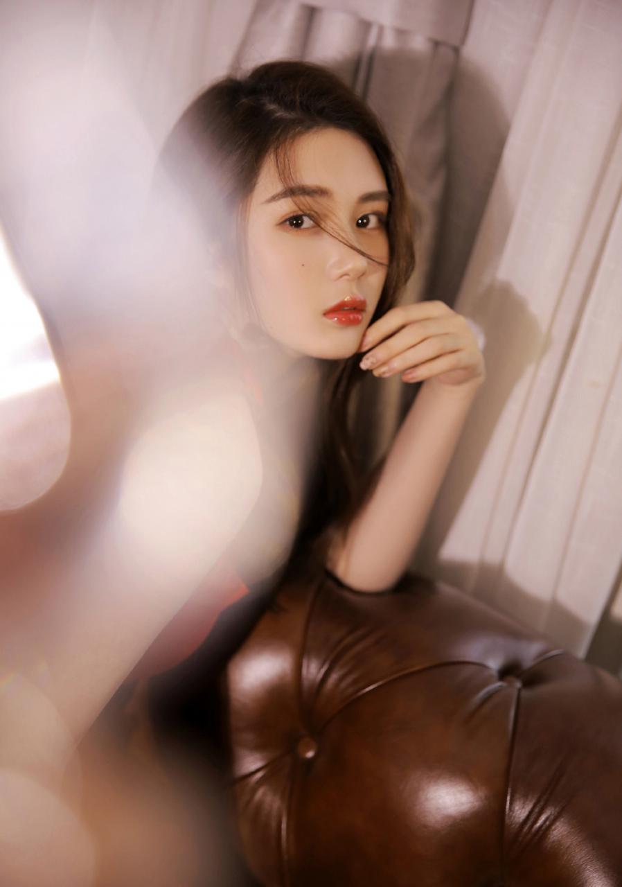 红色吊带裙妖娆美女迷人曲线性感私房写真 美图 第1张