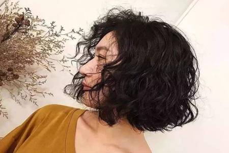 女生羊毛卷发型图片怎么扎好看，减龄可爱羊毛卷发造型太亮眼 健康 第3张