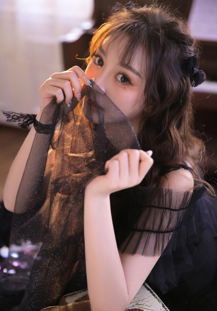 极品尤物黑色蕾丝长裙美女图片 美图 第1张
