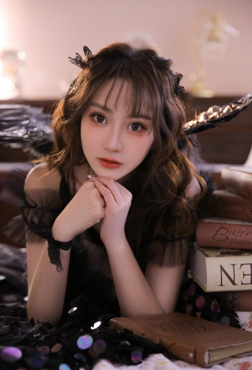 极品尤物黑色蕾丝长裙美女图片 美图 第1张