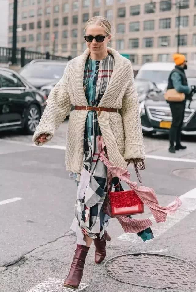 欧美街拍：2020年流行的这5款外套，减龄时尚谁穿谁好看 街拍 第3张