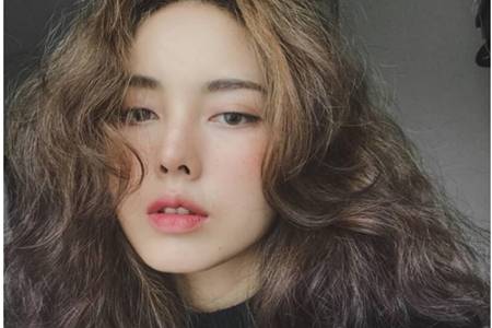 女生羊毛卷发型图片怎么扎好看，减龄可爱羊毛卷发造型太亮眼 健康 第1张
