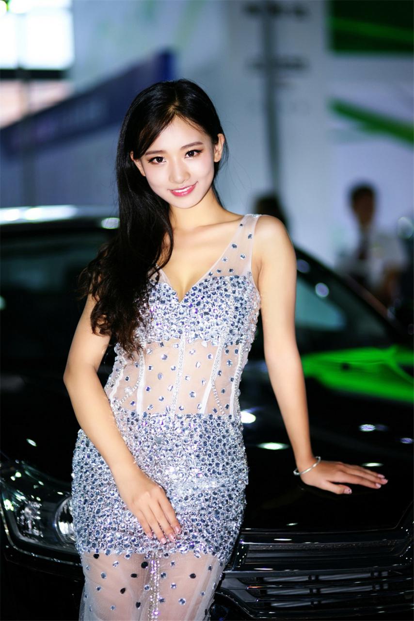 甜美可爱美女车模长发披肩紫色蕾丝长裙秀黑色香车(1/8) 美图 第1张