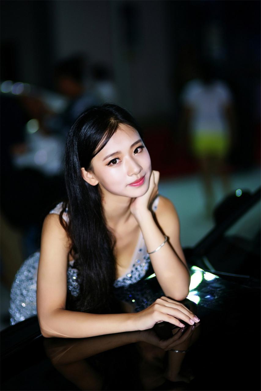甜美可爱美女车模长发披肩紫色蕾丝长裙秀黑色香车(1/8) 美图 第1张