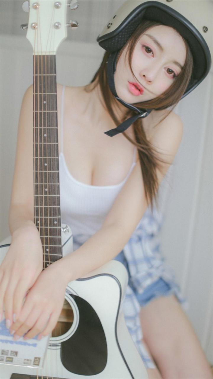 性感美女车模宝贝白色吊带背心摩托车头盔室内秀机车(1/9) 美图 第1张