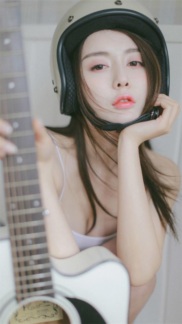 性感美女车模宝贝白色吊带背心摩托车头盔室内秀机车(1/9) 美图 第1张