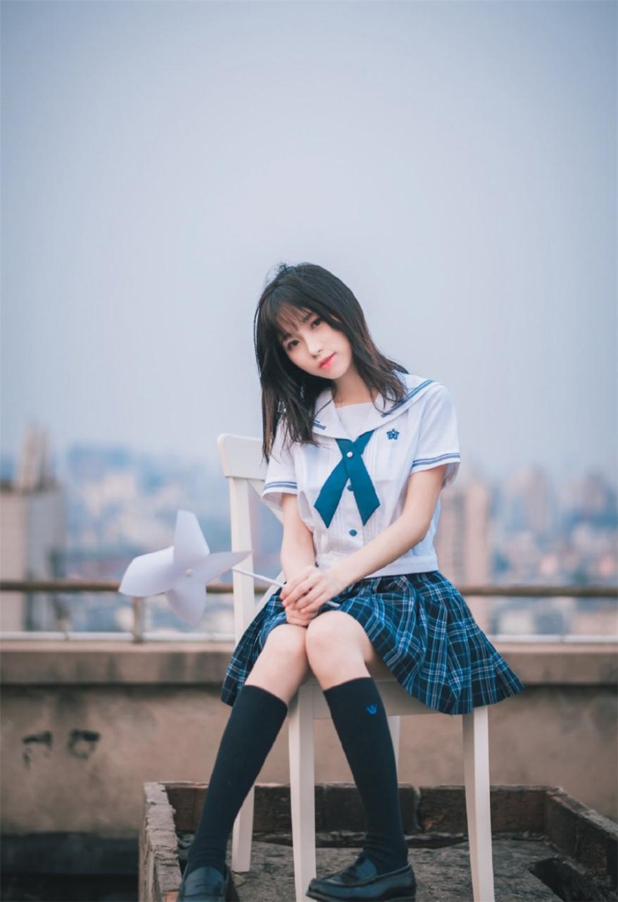 日本美少女白色短袖衬衣蓝色格子百褶裙户外优雅写真(1/9) 美女图片 第1张