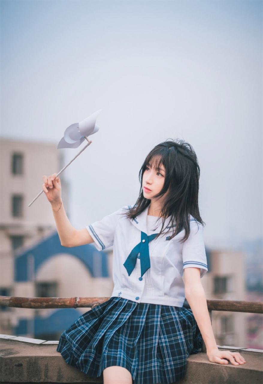 日本美少女白色短袖衬衣蓝色格子百褶裙户外优雅写真(1/9) 美女图片 第1张