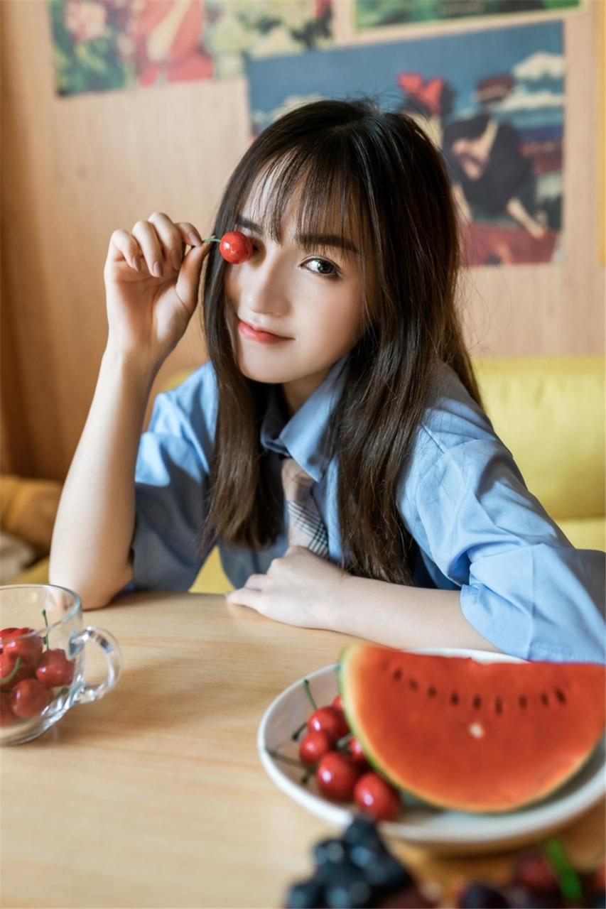 日本清新美少女蓝色衬衣居家生活休闲学习写真(1/7) 美图 第1张