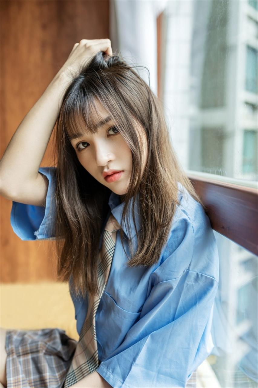 日本清新美少女蓝色衬衣居家生活休闲学习写真(1/7) 美图 第1张