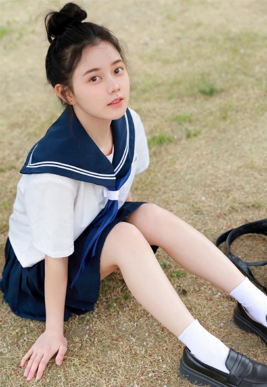 日本美少女小学妹蓝色校服校园内樱花树下甜美写真(1/9) 美图 第1张