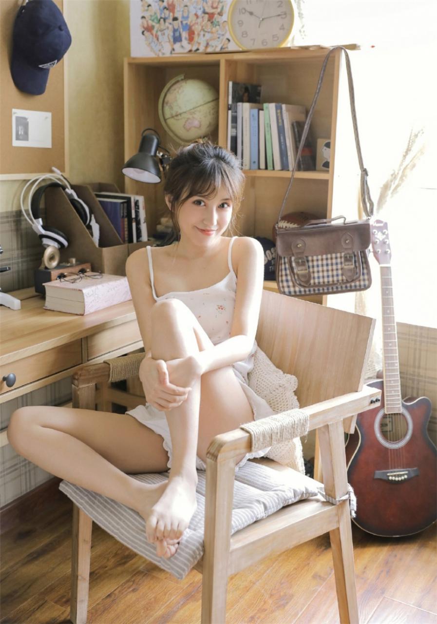 亚洲日本丸子头美女白色翠花吊带背心居家生活好身材写真(1/8) 美女图片 第1张