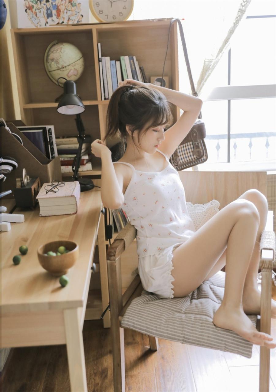 亚洲日本丸子头美女白色翠花吊带背心居家生活好身材写真(1/8) 美女图片 第1张