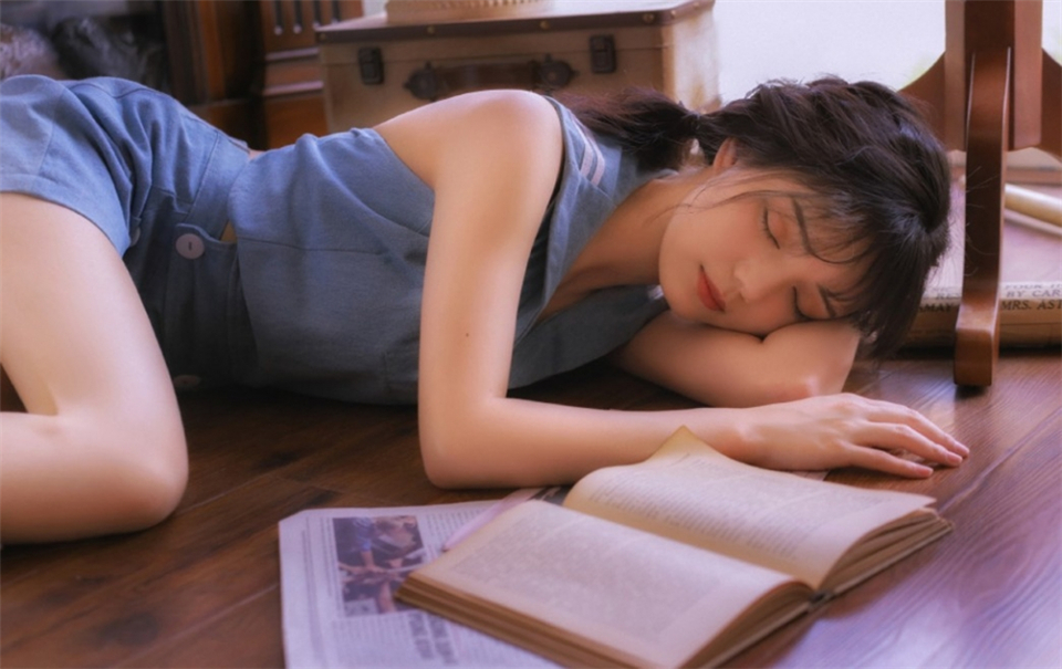 日本学生妹美少女双马尾蓝色短袖套装裙居家生活学习写真(1/9) 美图 第1张