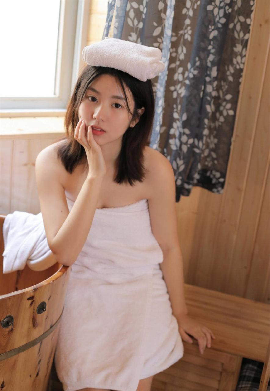 亚洲日本性感短发美女模特居家木桶湿身美女浴室写真(1/10) 美图 第1张