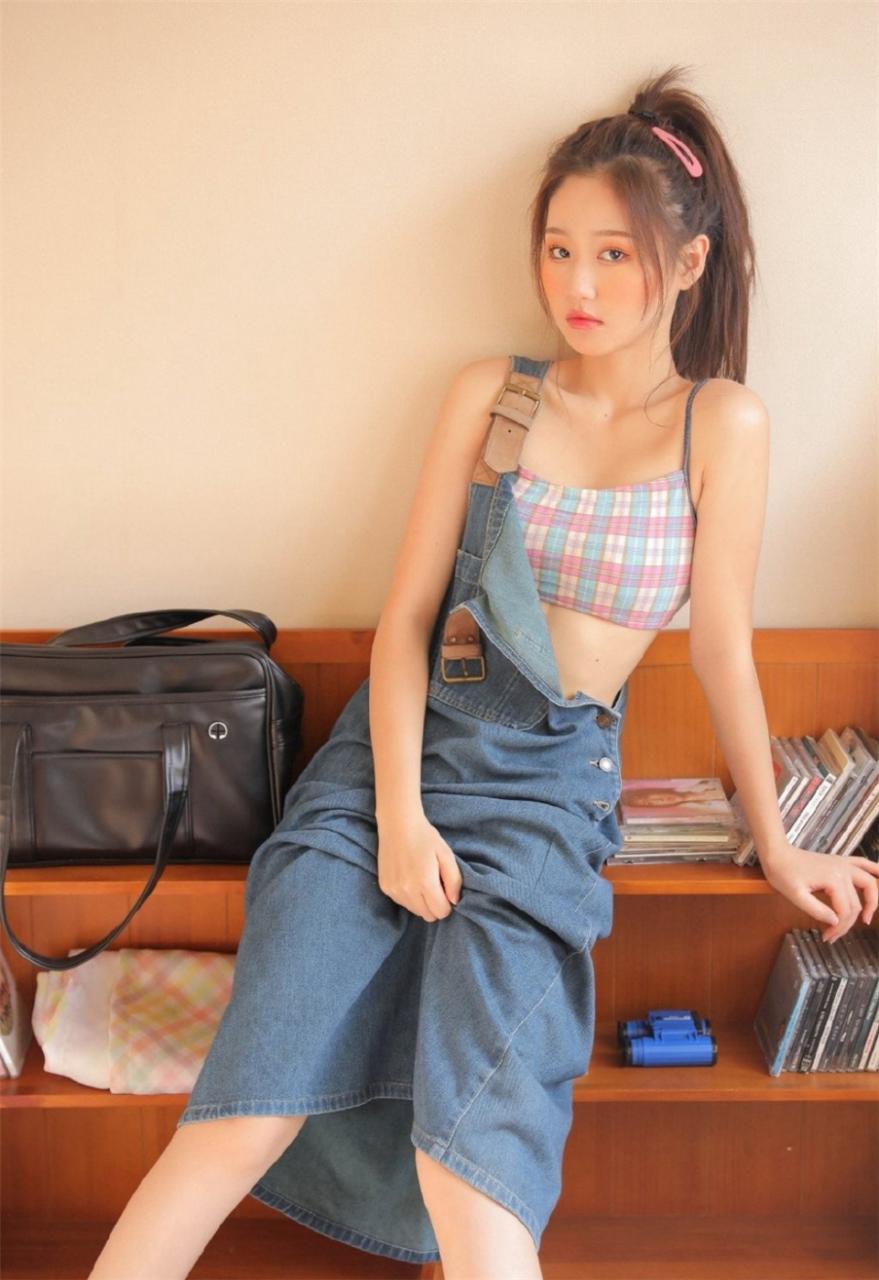 亚洲日本美少女高马尾牛仔背带裙居家生活休闲甜美写真(1/9) 美图 第1张