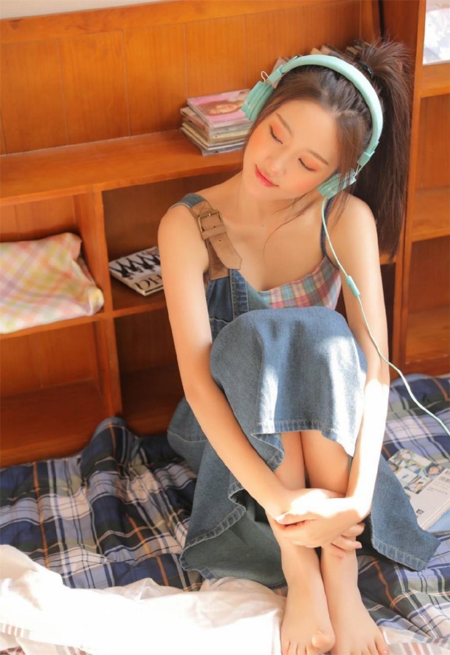 亚洲日本美少女高马尾牛仔背带裙居家生活休闲甜美写真(1/9) 美女图片 第1张