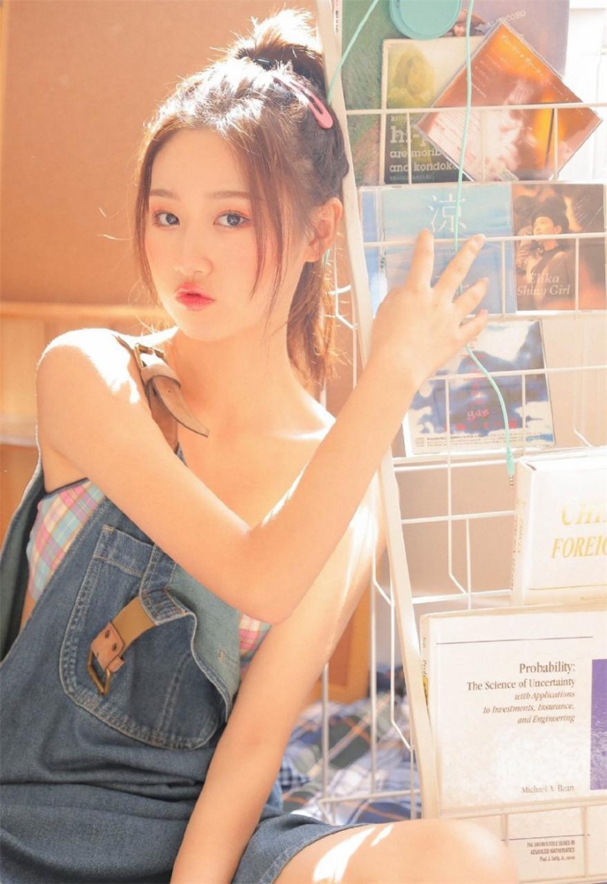 亚洲日本美少女高马尾牛仔背带裙居家生活休闲甜美写真(1/9) 美图 第1张