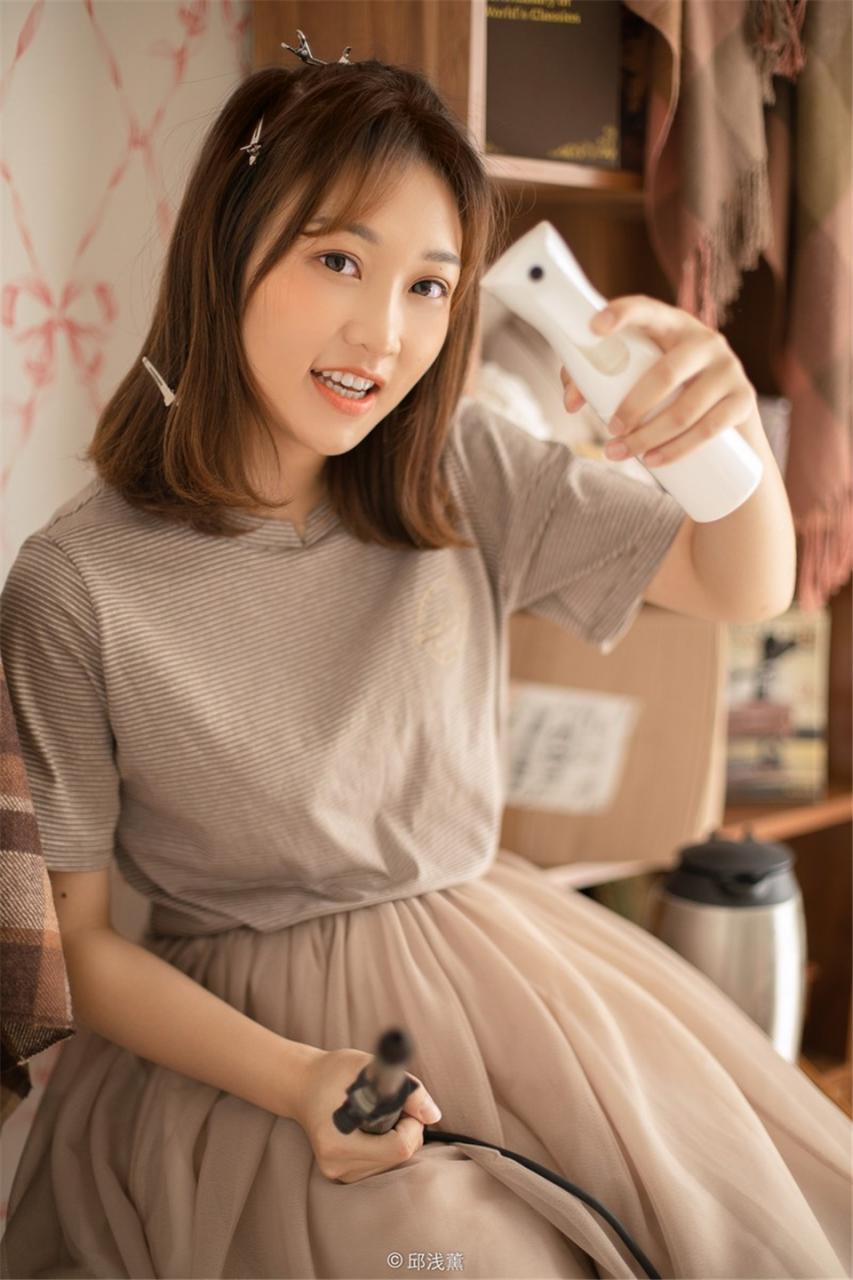 亚洲日本网红美女邱浅薰休闲T恤居家生活学习写真(1/10) 美图 第1张