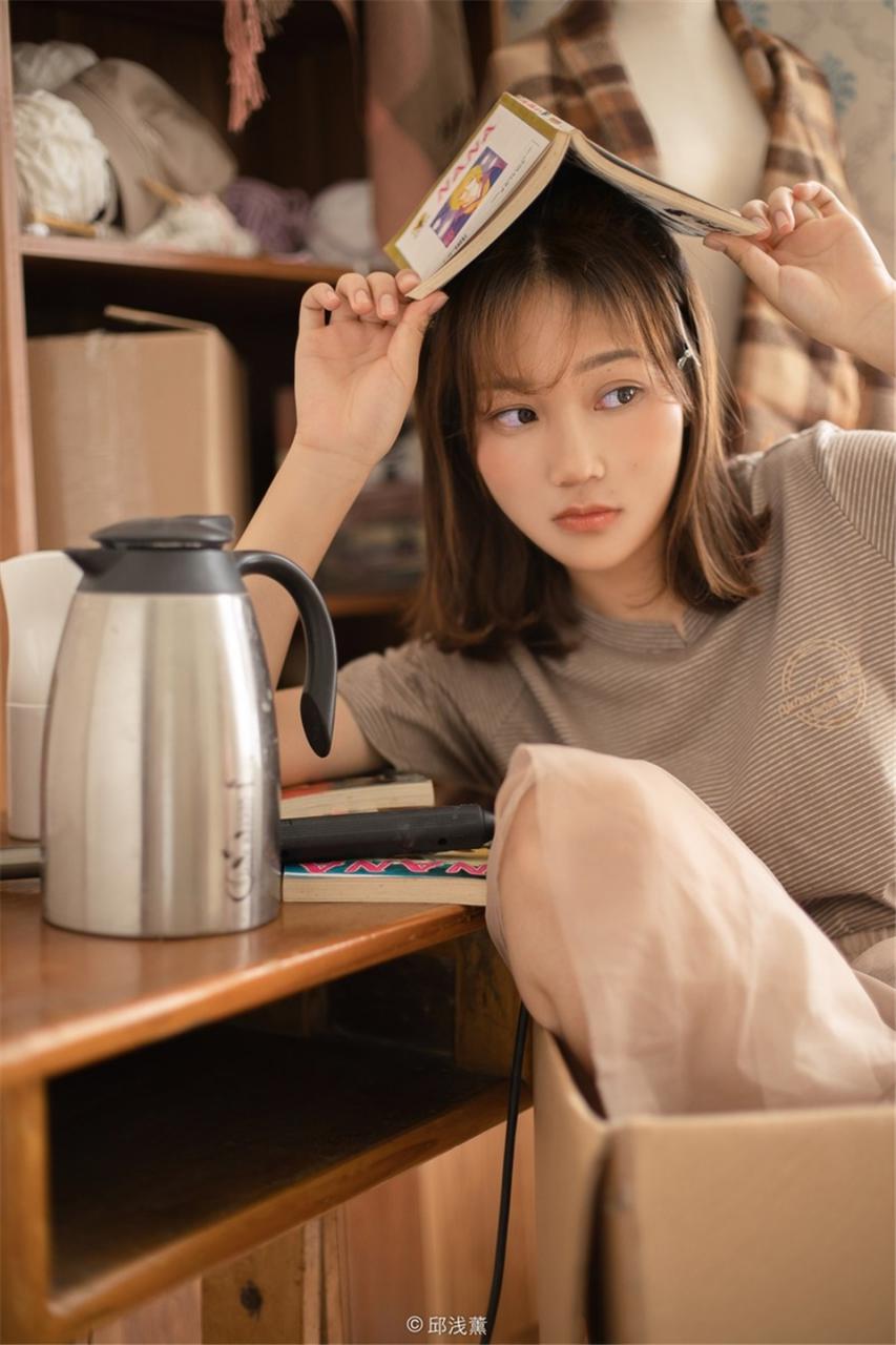 亚洲日本网红美女邱浅薰休闲T恤居家生活学习写真(1/10) 美图 第1张