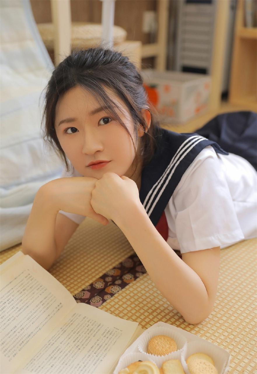 日本邻家小妹妹美少女高马尾白色校服寝室学习生活甜美写真(1/10) 美图 第1张