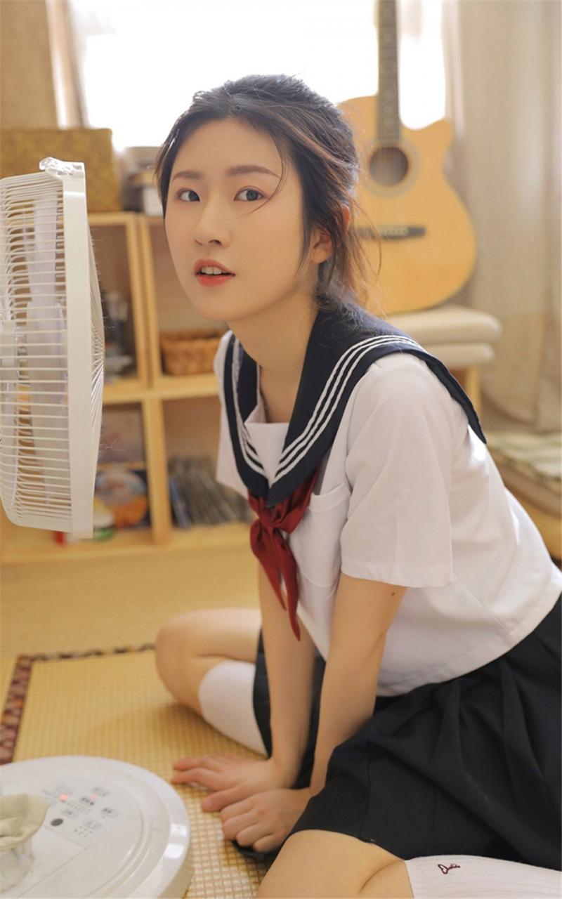 日本邻家小妹妹美少女高马尾白色校服寝室学习生活甜美写真(1/10) 美图 第1张