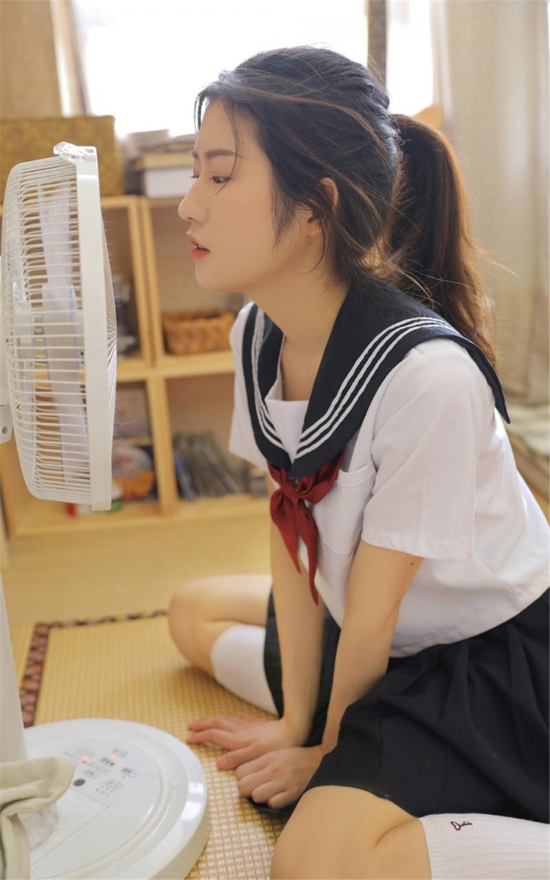 日本邻家小妹妹美少女高马尾白色校服寝室学习生活甜美写真(1/10) 美图 第1张