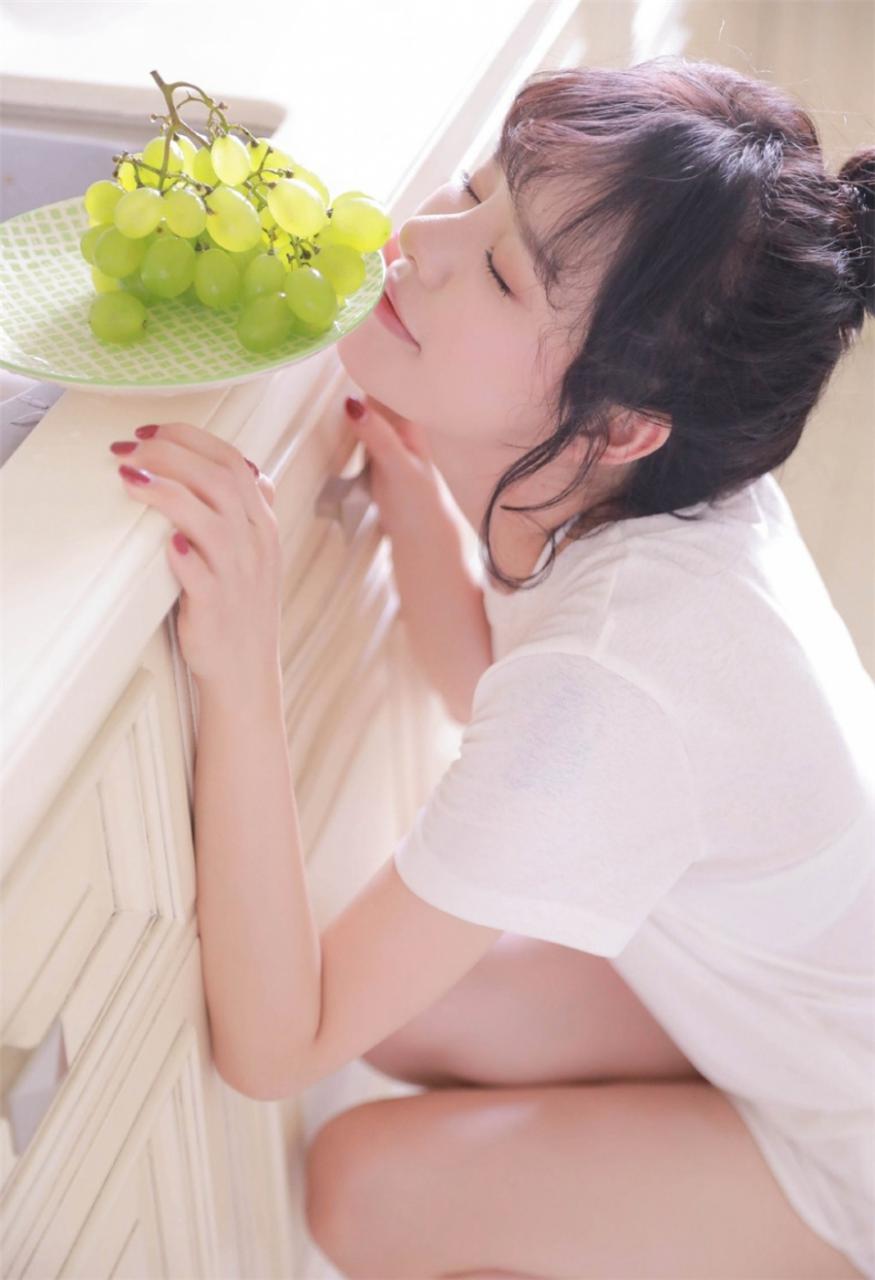 亚洲日本大眼睛萌萌哒美少女丸子头白色T恤居家生活学习休闲写真(1/9) 美图 第1张