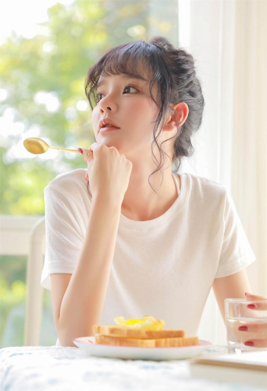 亚洲日本大眼睛萌萌哒美少女丸子头白色T恤居家生活学习休闲写真(1/9) 美图 第1张