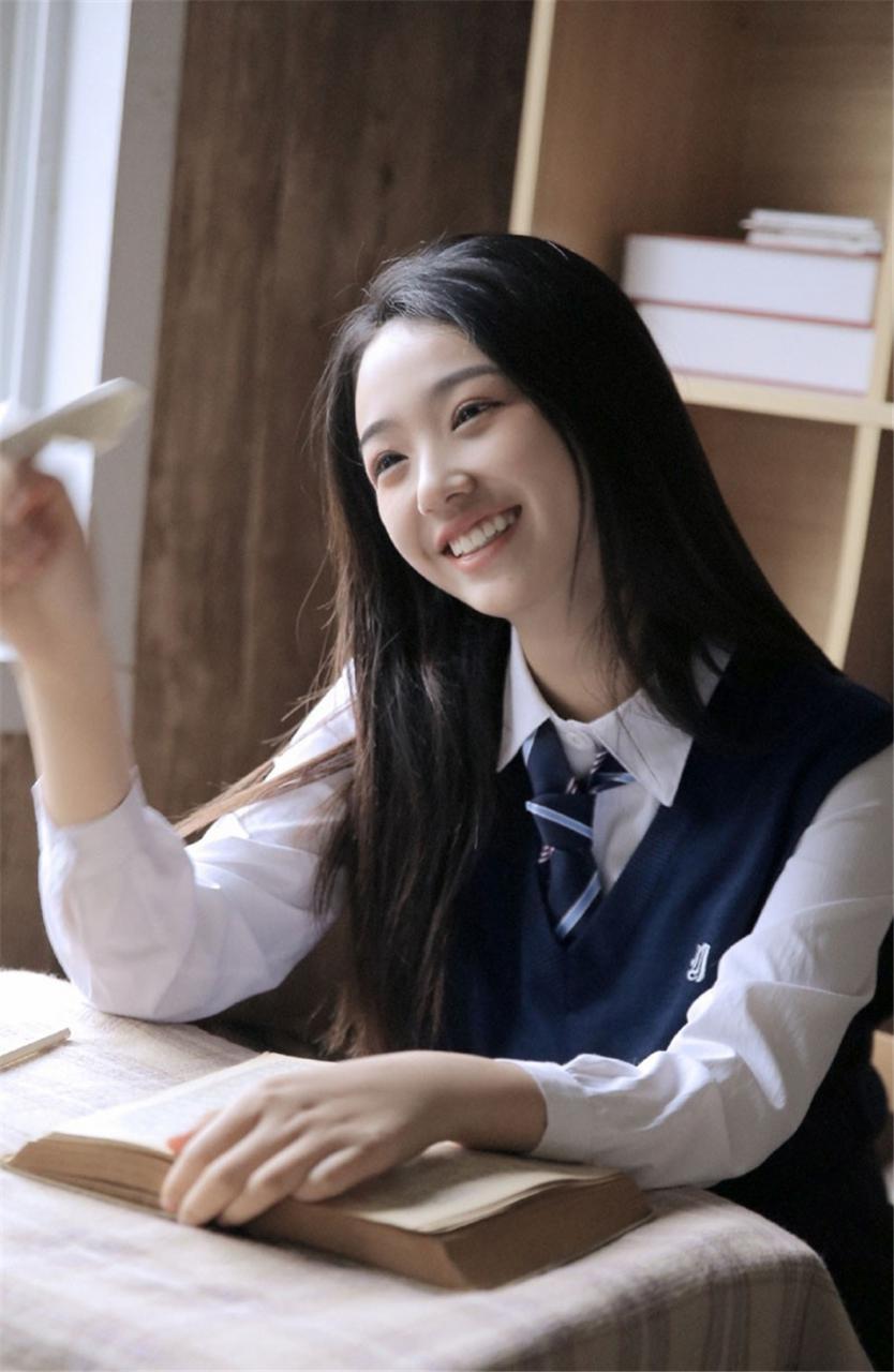 日本五官精致美少女乌黑头发蓝色校服认真学习写真(1/8) 美图 第1张
