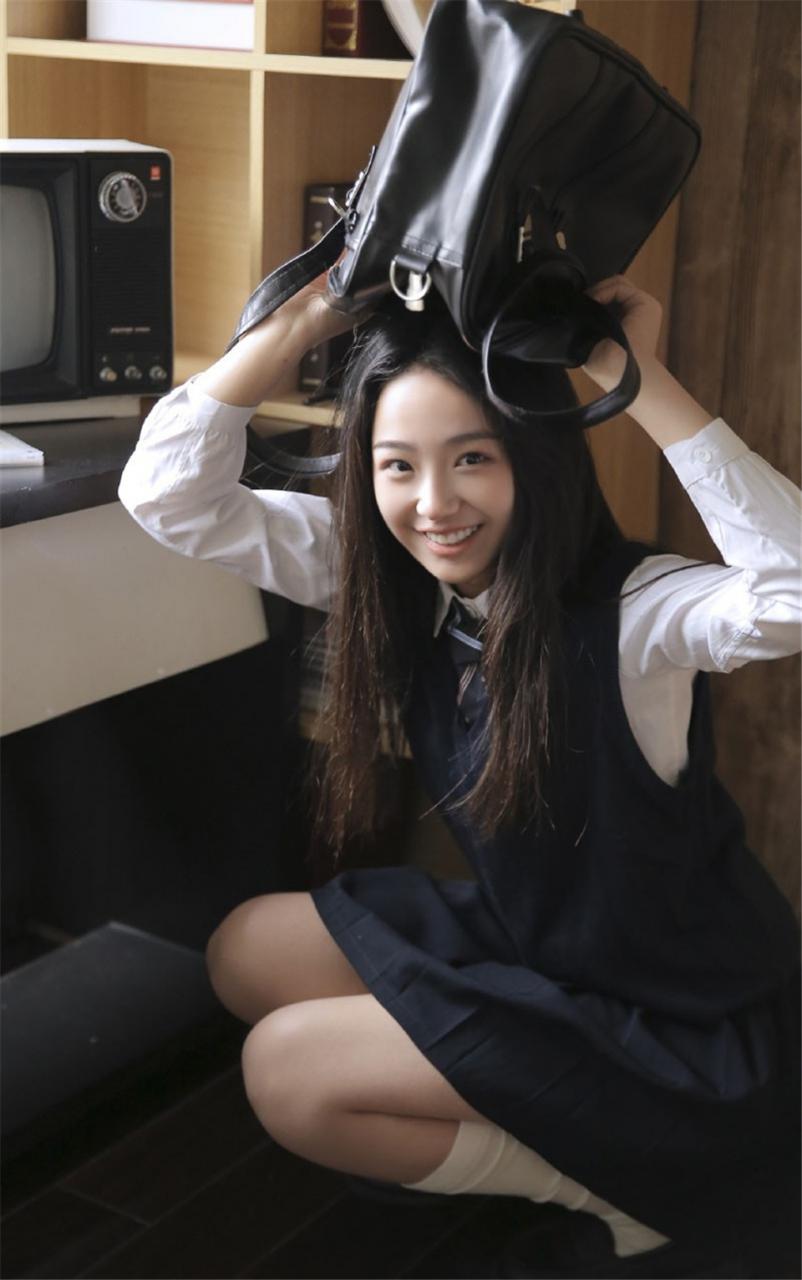 日本五官精致美少女乌黑头发蓝色校服认真学习写真(1/8) 美图 第1张