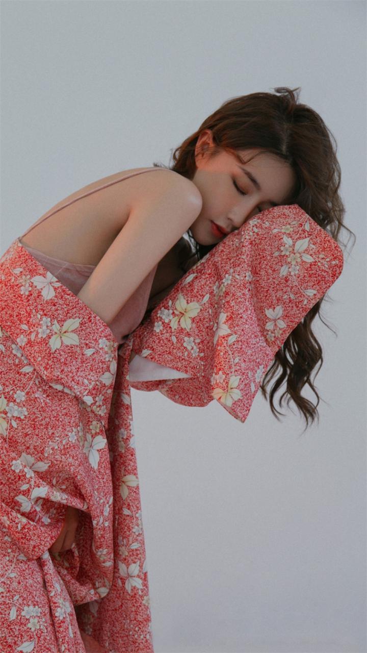 日本迷人性感美女模特顾深深红色花和服魅力写真(1/7) 美图 第1张