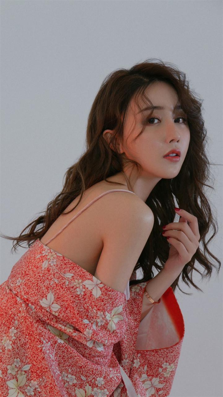 日本迷人性感美女模特顾深深红色花和服魅力写真(1/7) 美女图片 第1张