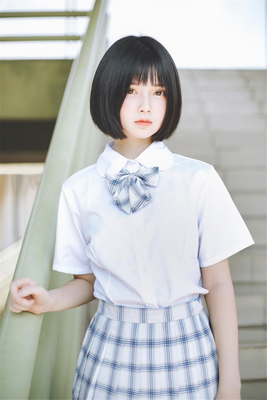日本娃娃短发小学妹萌萌哒美少女白色校服格子百褶裙校园内写真(1/12) 美图 第1张
