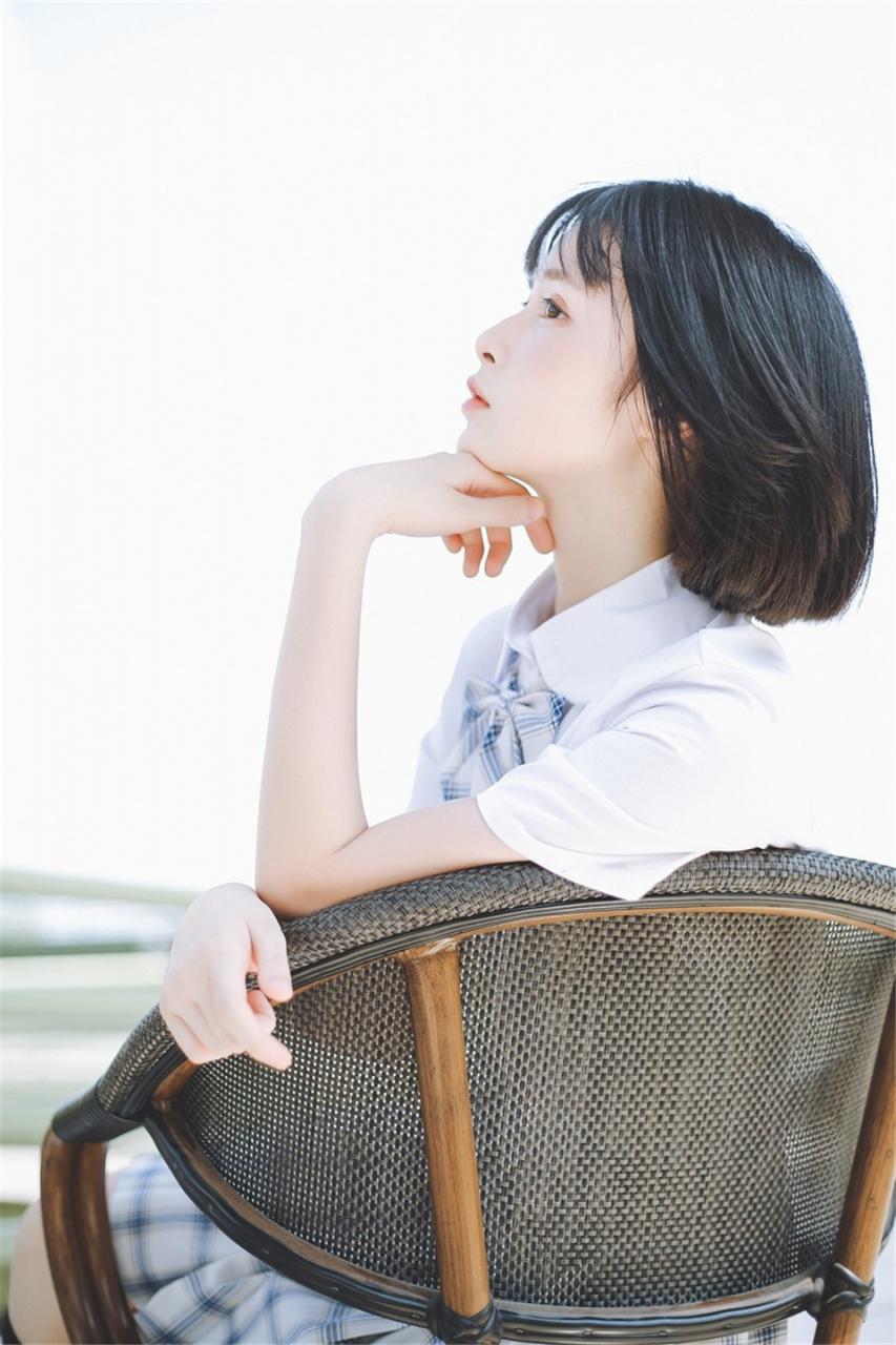 日本娃娃短发小学妹萌萌哒美少女白色校服格子百褶裙校园内写真(1/12) 美图 第1张