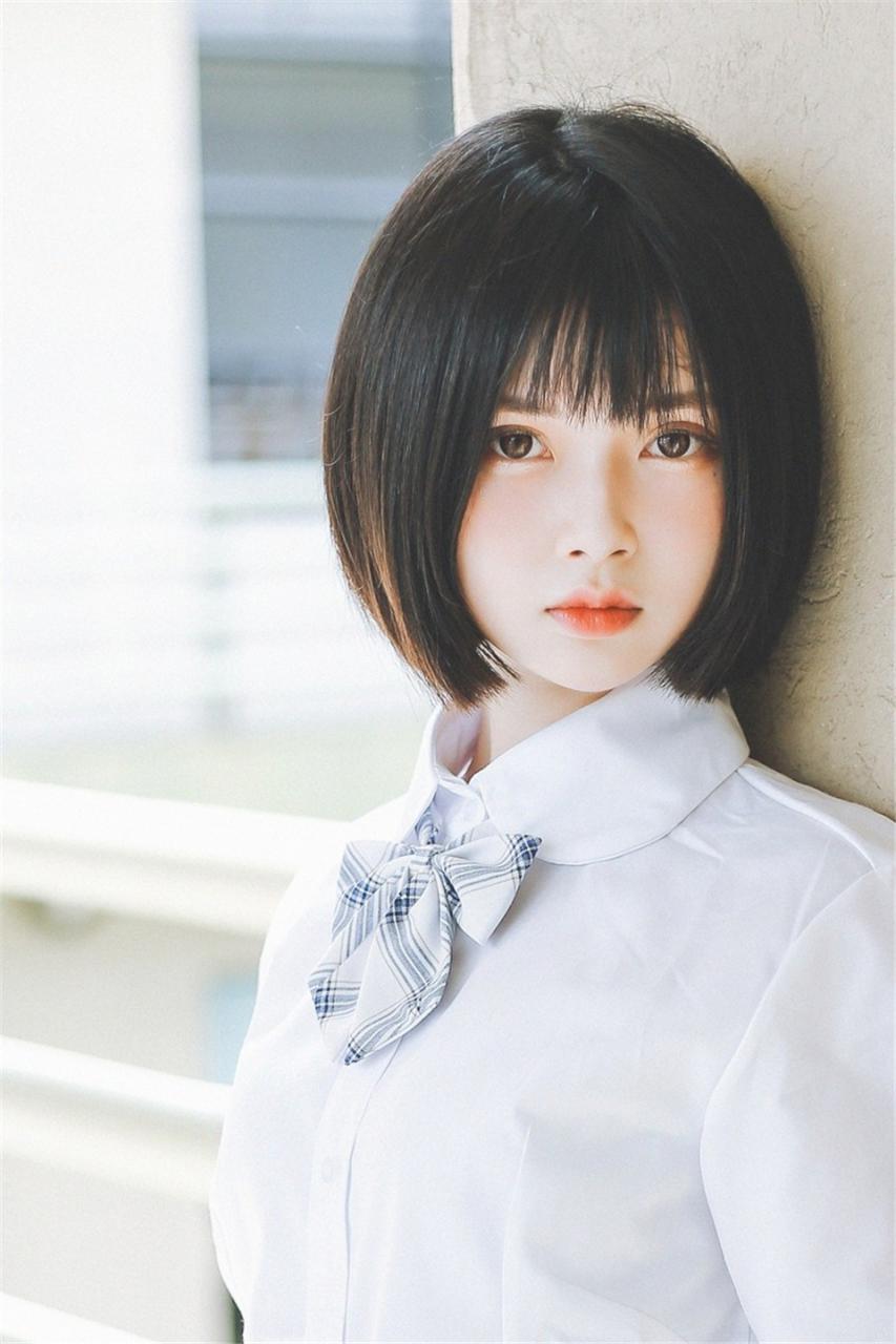 日本娃娃短发小学妹萌萌哒美少女白色校服格子百褶裙校园内写真(1/12) 美图 第1张