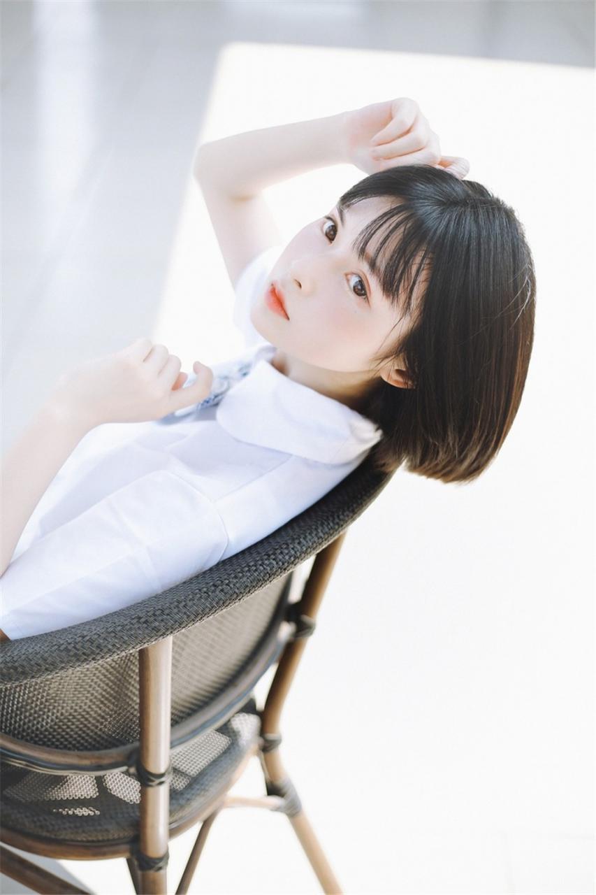 日本娃娃短发小学妹萌萌哒美少女白色校服格子百褶裙校园内写真(1/12) 美图 第1张