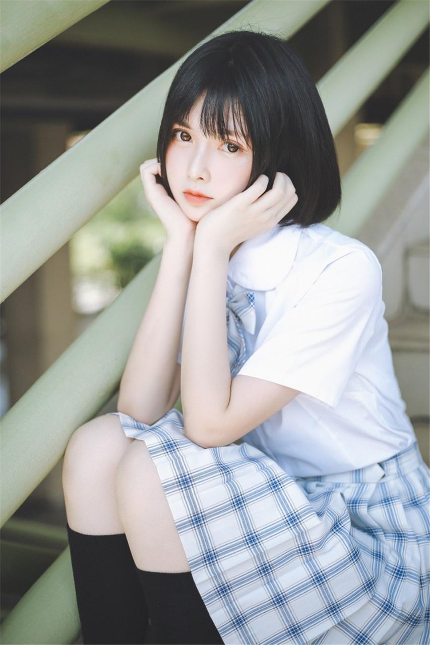 日本娃娃短发小学妹萌萌哒美少女白色校服格子百褶裙校园内写真(1/12) 美图 第1张