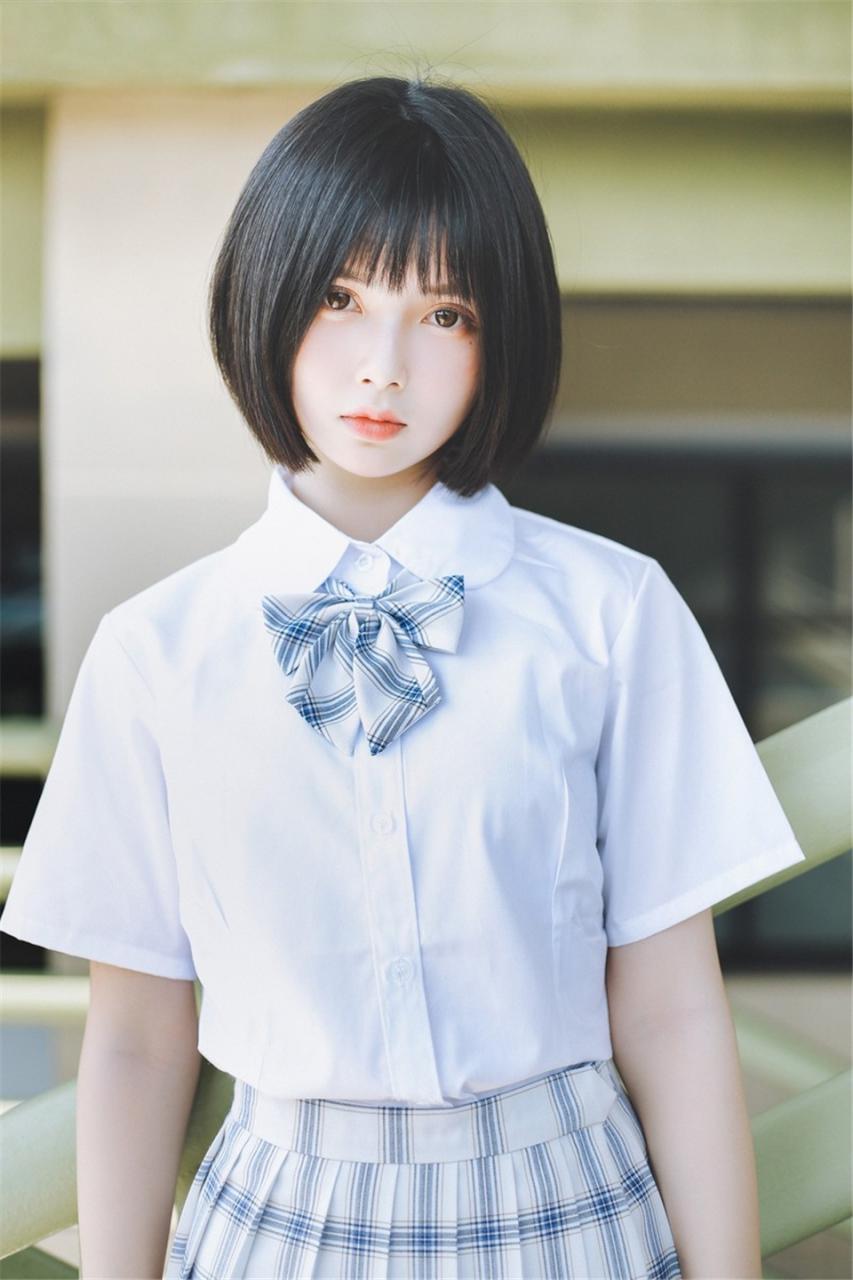 日本娃娃短发小学妹萌萌哒美少女白色校服格子百褶裙校园内写真(1/12) 美图 第1张