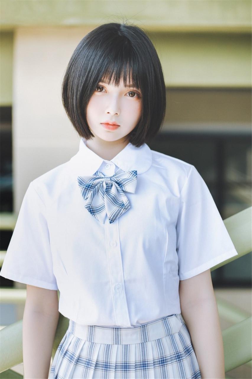 日本娃娃短发小学妹萌萌哒美少女白色校服格子百褶裙校园内写真(1/12) 美女图片 第1张