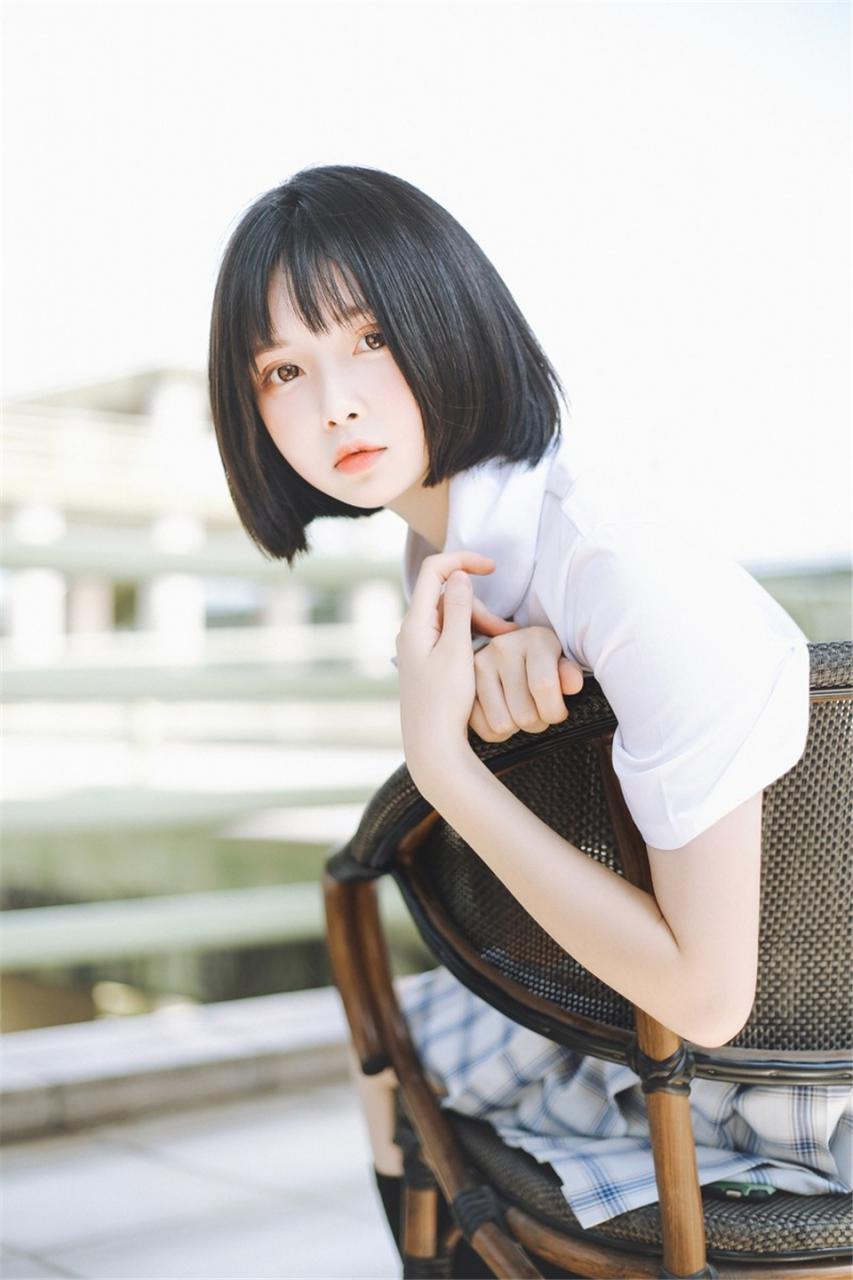 日本娃娃短发小学妹萌萌哒美少女白色校服格子百褶裙校园内写真(1/12) 美图 第1张