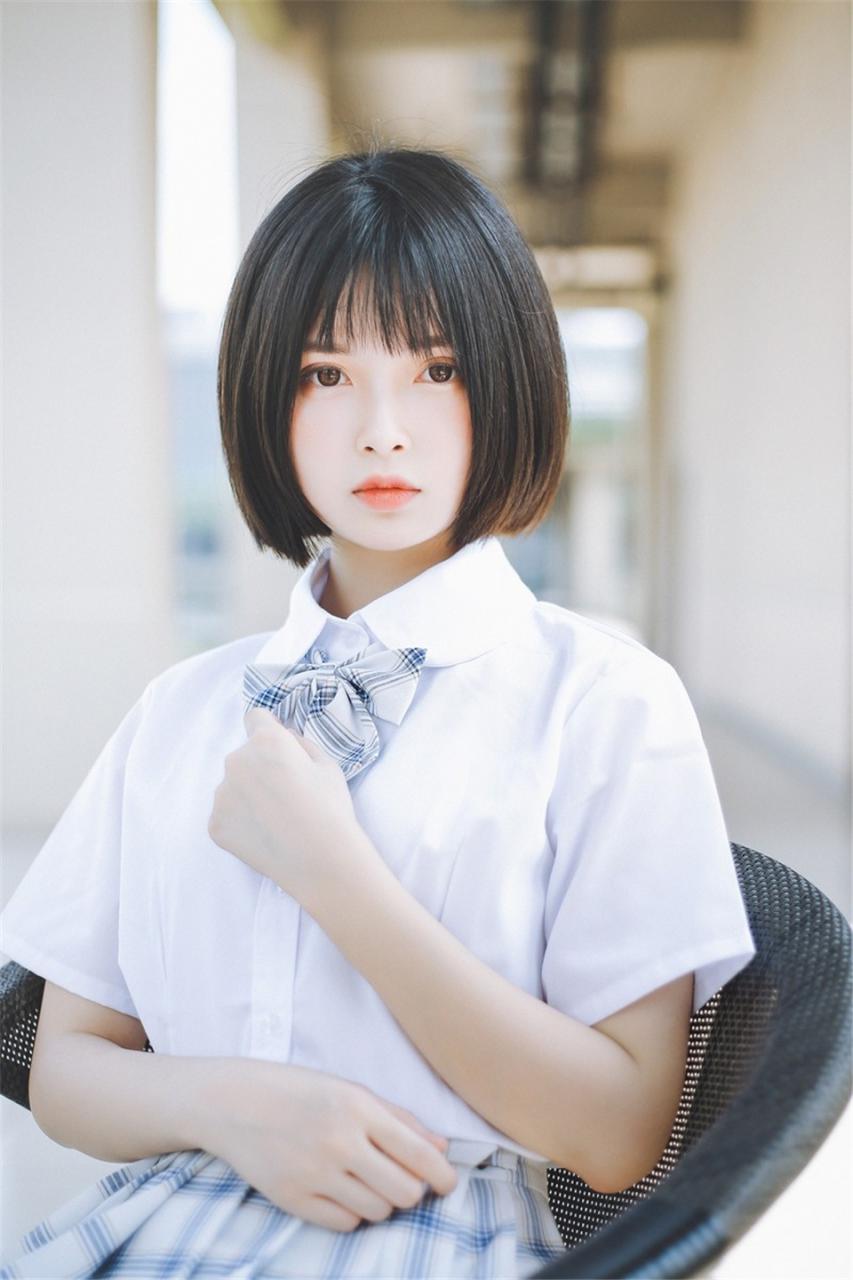 日本娃娃短发小学妹萌萌哒美少女白色校服格子百褶裙校园内写真(1/12) 美女图片 第1张