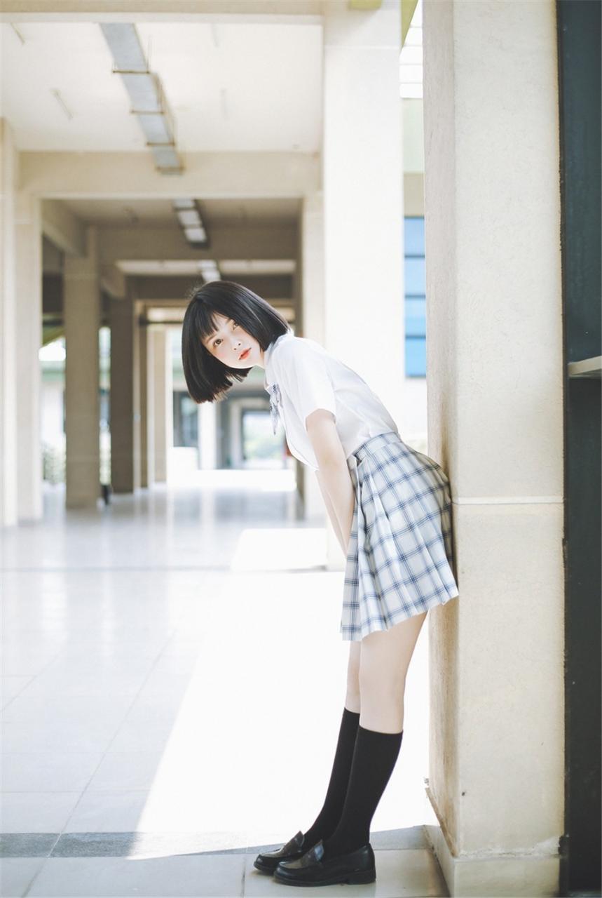 日本娃娃短发小学妹萌萌哒美少女白色校服格子百褶裙校园内写真(1/12) 美图 第1张