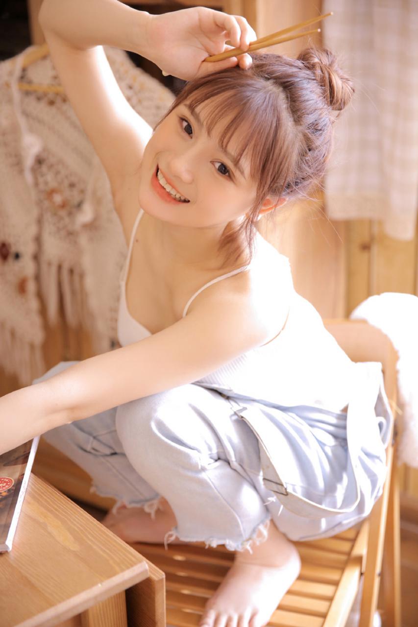 秀色可餐白色吊带低胸装美女私房图片(1/10) 美图 第1张