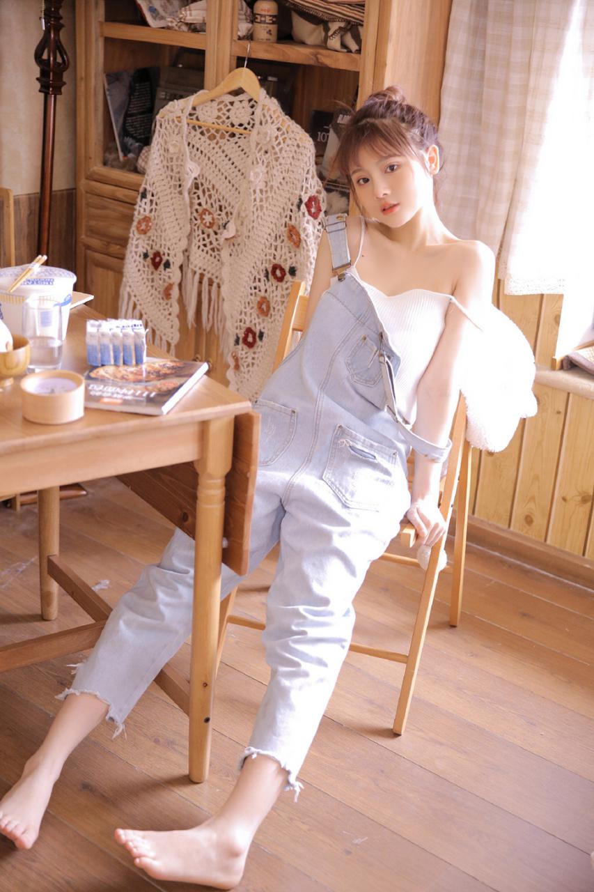 秀色可餐白色吊带低胸装美女私房图片(1/10) 美图 第1张
