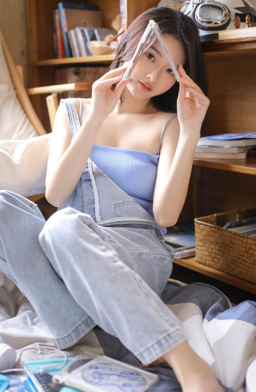 紫色吊带背带裤mm时尚性感白嫩私房(1/9) 美女图片 第1张