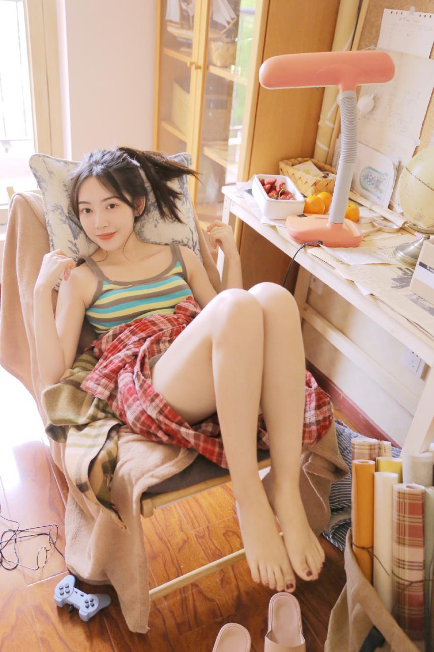 清秀格子衬衣吊带美女性感诱人私房图片(1/9) 美图 第1张