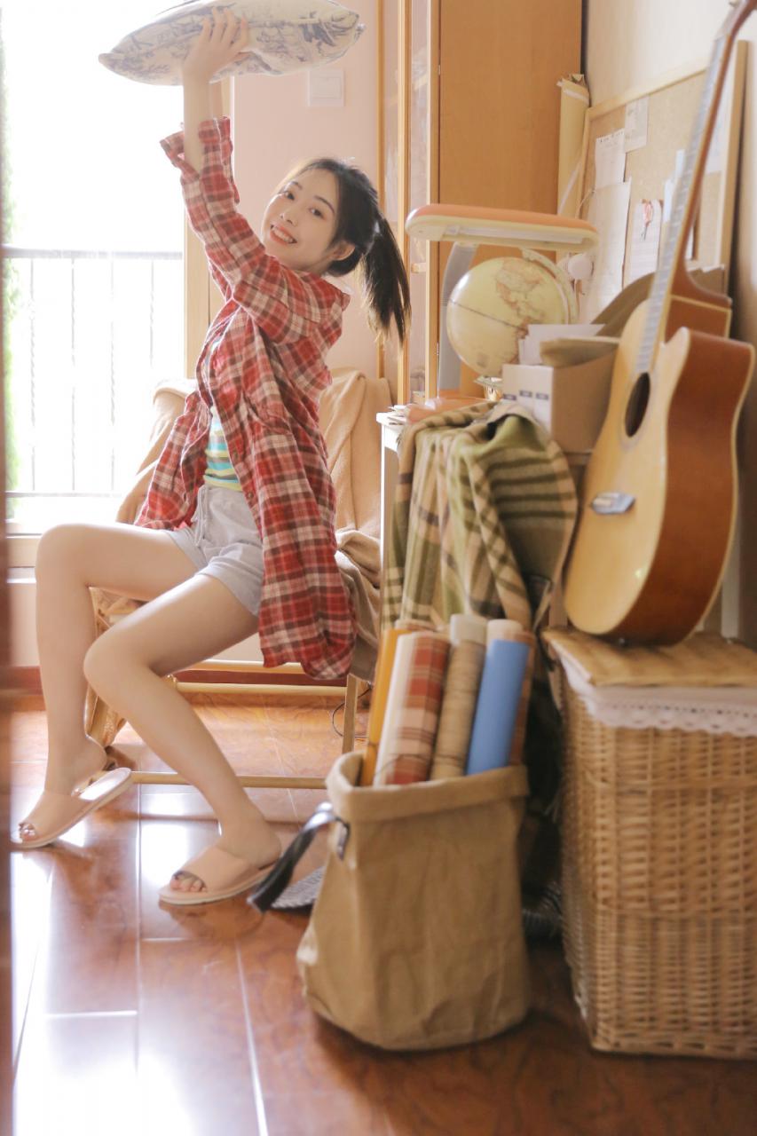 清秀格子衬衣吊带美女性感诱人私房图片(1/9) 美图 第1张
